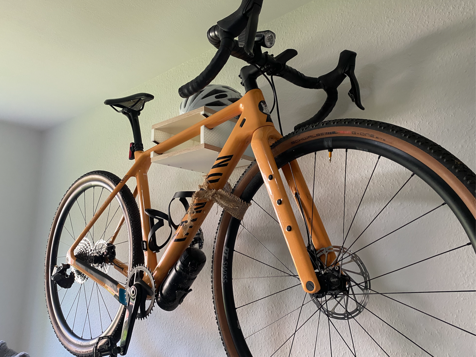 Fahrrad-Wandhalter mit integrierter Ablage