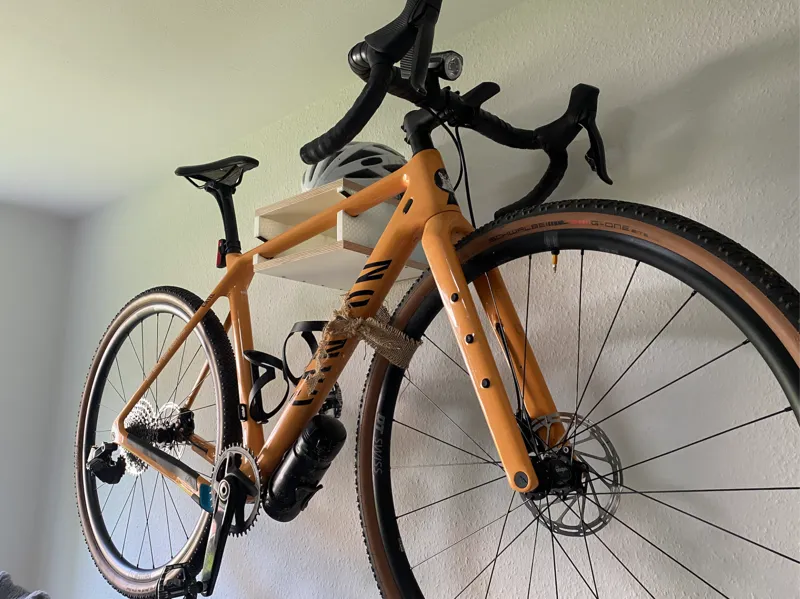 Fahrrad-Wandhalter mit integrierter Ablage