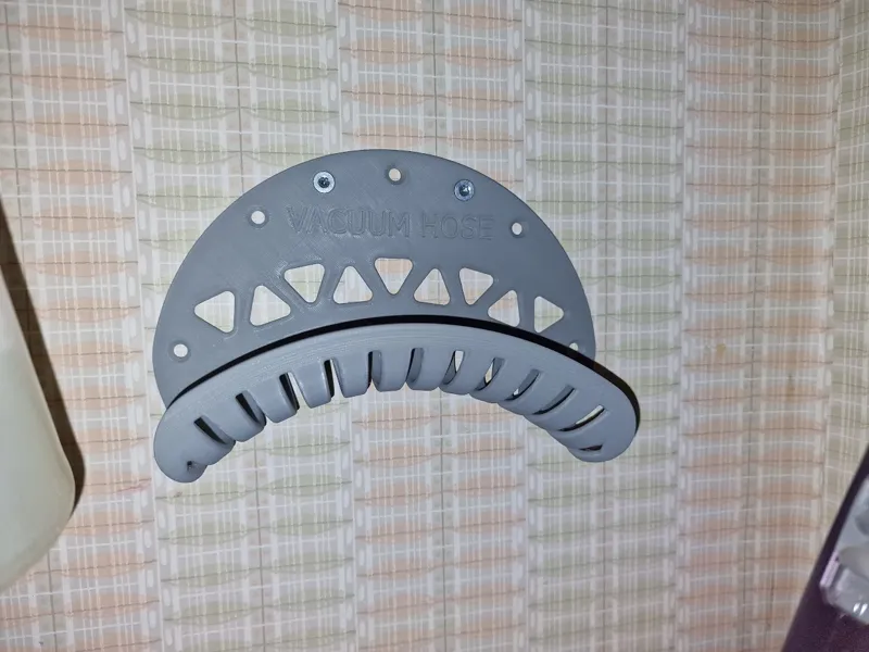 Vacuum hose holder