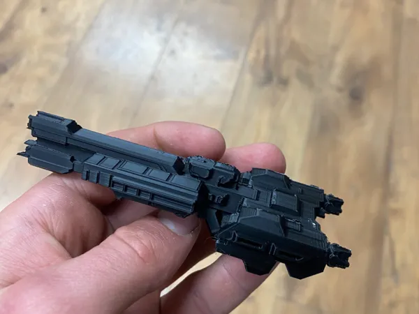 Vaisseau UNSC In Amber Clad — réplique Halo