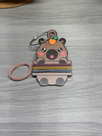 Accesorio para sujetar ligas de cabello: Capybara Hair Tie Holder Keychain — vista de referencia 2