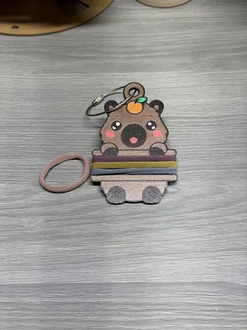Accesorio para sujetar ligas de cabello: Capybara Hair Tie Holder Keychain — vista de referencia 4