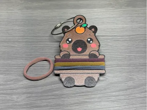 Accesorio para sujetar ligas de cabello: Capybara Hair Tie Holder Keychain — referencia de MakerWorld