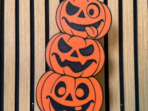 Adorno temático: Three cheeky Halloween pumpkins — referencia de MakerWorld