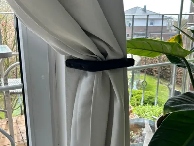 Curtain holder