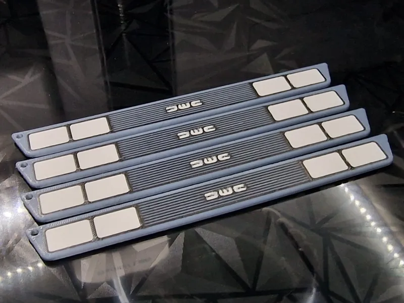 DeLorean front keychain