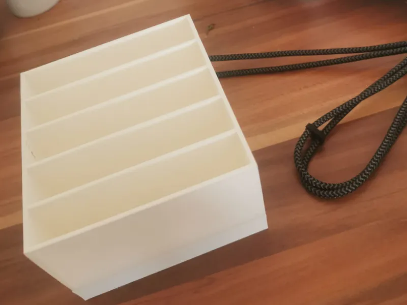 Handyhalter mit integrierter Ladestadtion.