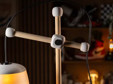 Accesorio de iluminación decorativa: Adjustable Wooden Floor Lamp — vista de referencia 3