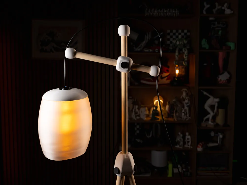 Accesorio de iluminación decorativa: Adjustable Wooden Floor Lamp. Referencia del modelo original.