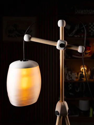 Accesorio de iluminación decorativa: Adjustable Wooden Floor Lamp — vista de referencia 2