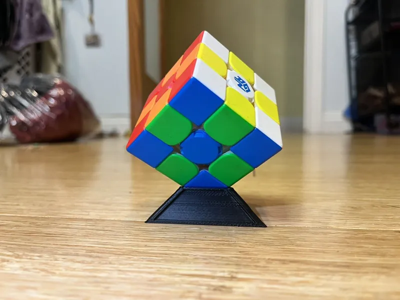 Minimalistic Rubik's Cube Stand