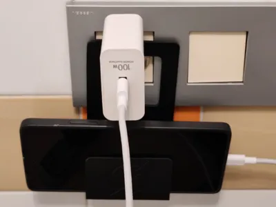 Fast smartphone plug/charging holder