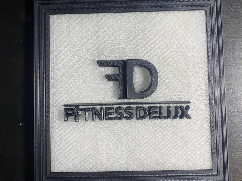 Fitness Delux – Väggtavla med ram & upphängning