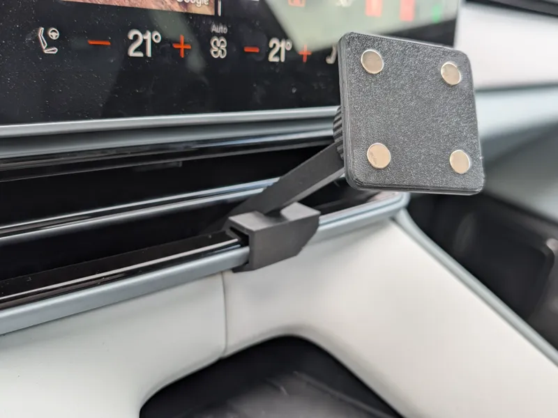Polestar 4 phone holder