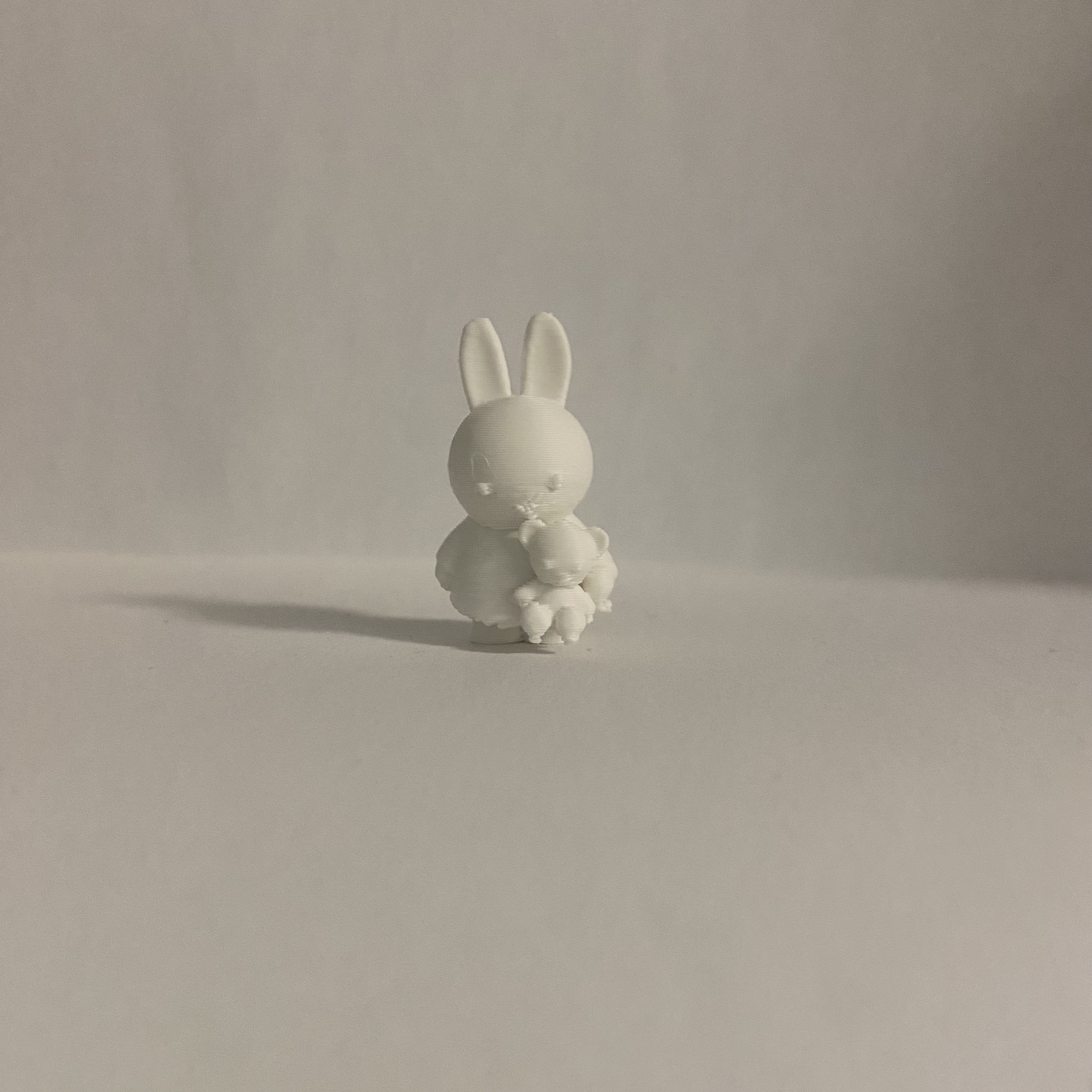 Miniatura 1 do modelo 3D 抱小熊的米菲兔-卡通兔子桌面摆件女童涂色礼物玩具