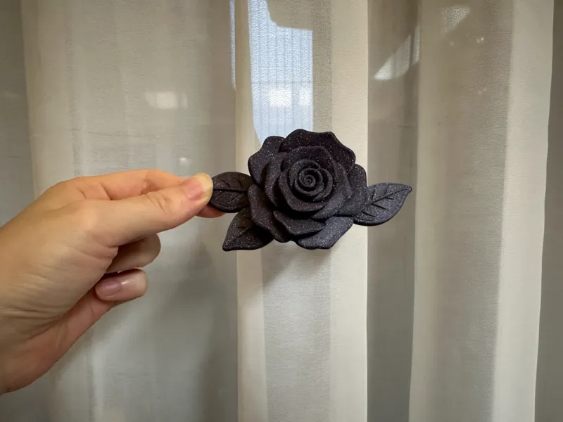 带叶子的玫瑰花