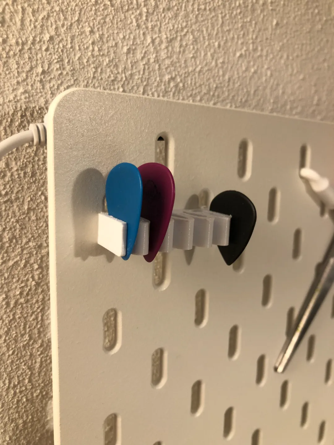 Porte-médiators pour panneau Ikea Skådis