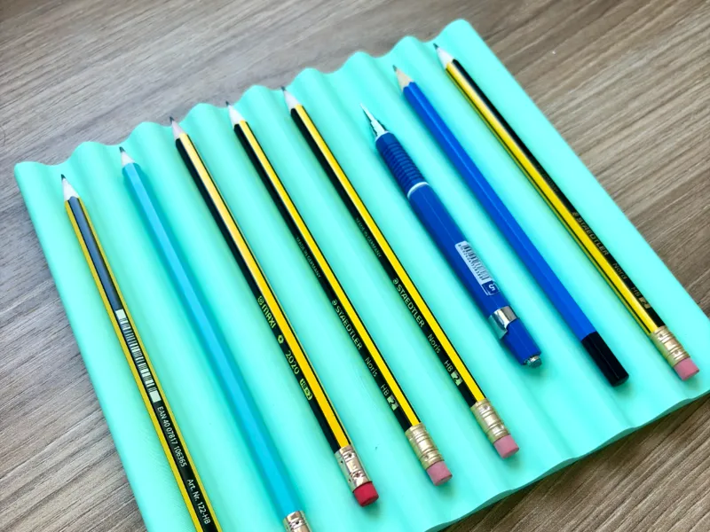 Wavy pen holder for desk