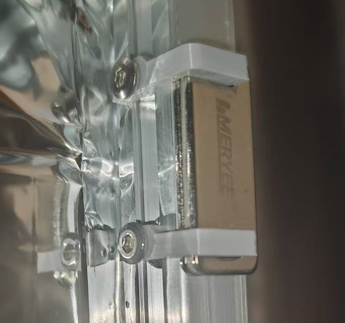Miniatura 2 do modelo 3D 侧吸磁铁安装扣（适用于2020型材3mm门板密封）