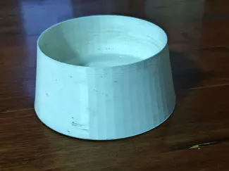 有漂浮体的水碗