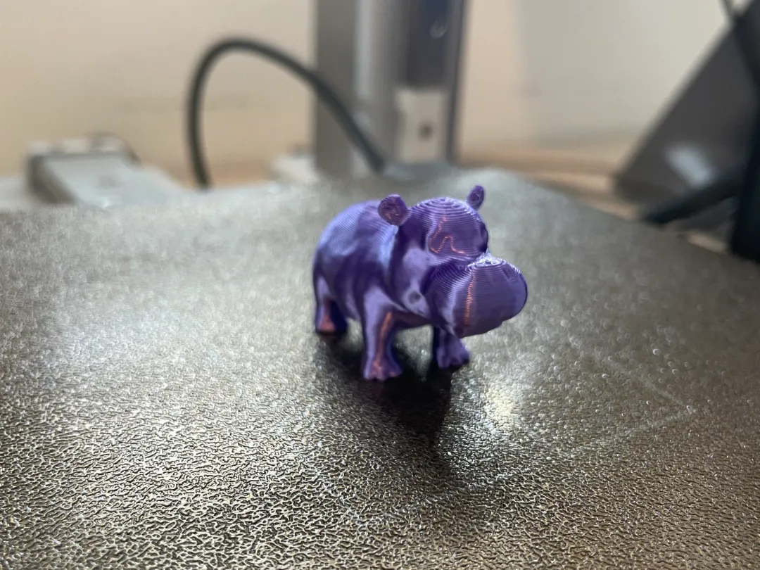 Bébé hippopotame miniature, impression rapide et détaillée