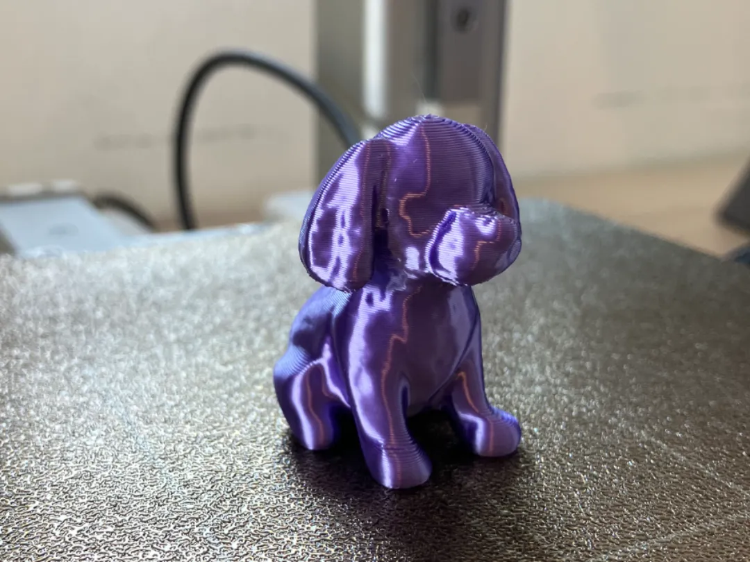 Petit chien assis miniature