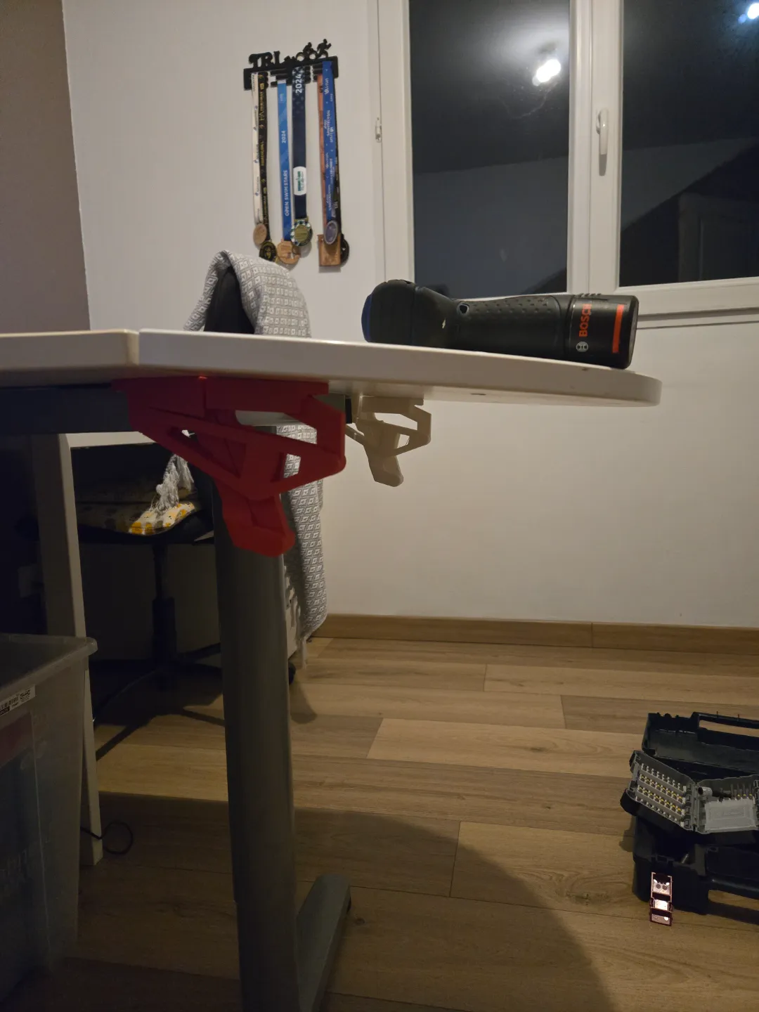 Gravity locked, print in place, vertical hinge view 4