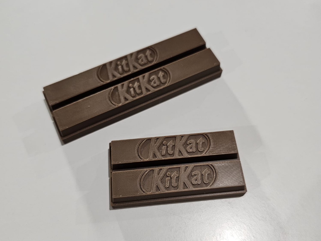 Kit Kat original and mini novelty bar w magnets