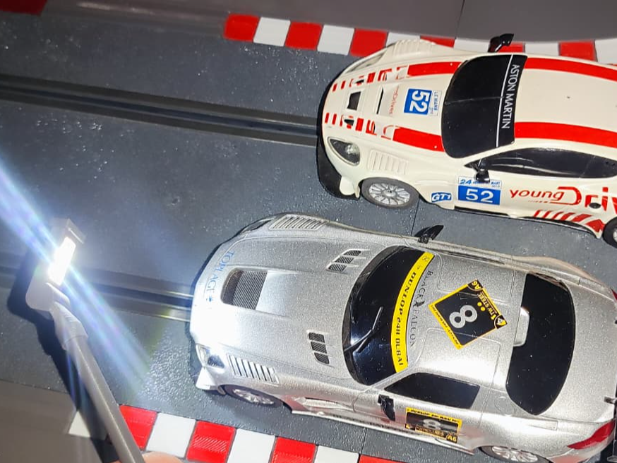 Iluminación pistas scalextric sobre muro hormigón