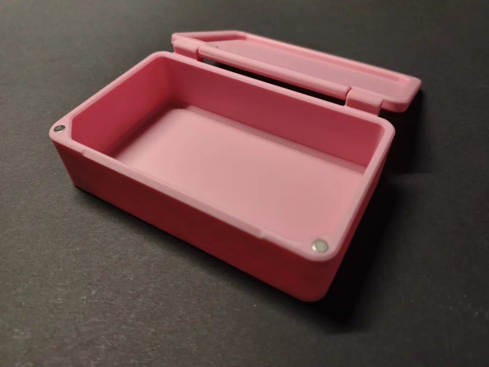 Hinged box with custom text - Free 3D Print Model - MakerWorld
