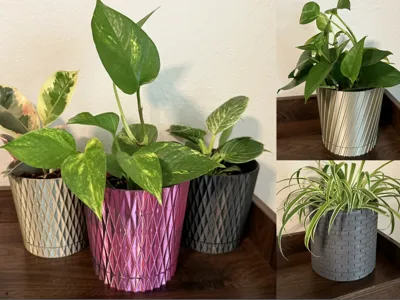 Planter with Locking Drainage Base
