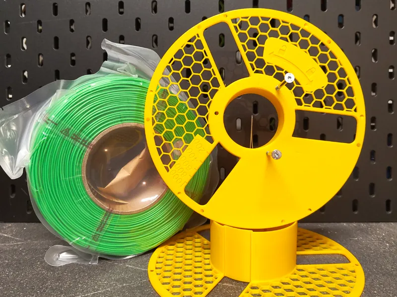 Locking screw master spool for refills