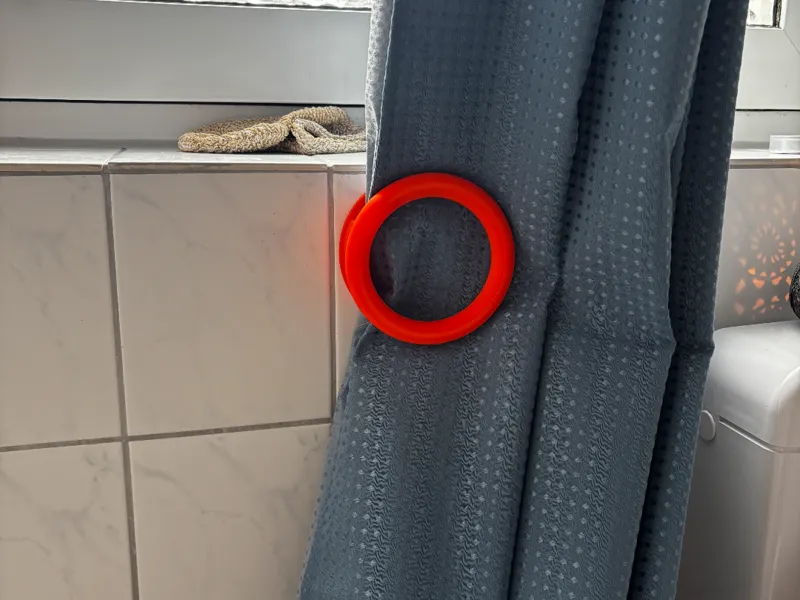 Moderner Duschvorhang-Halter fürs Badezimmer 