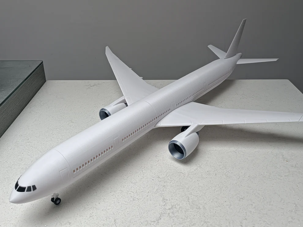 1/100 scale Beoing 777-300er
