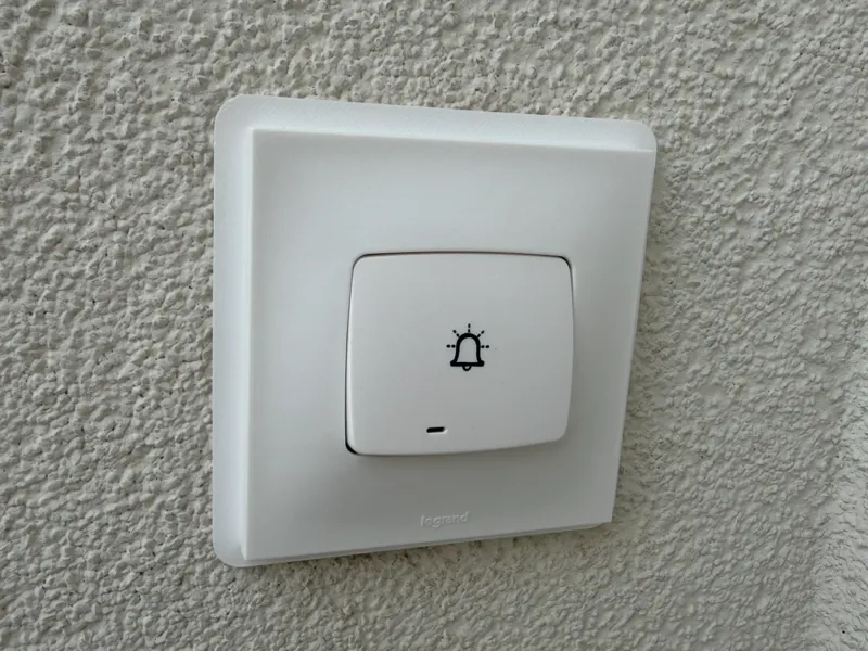 Plaque de propreté pour prise électrique