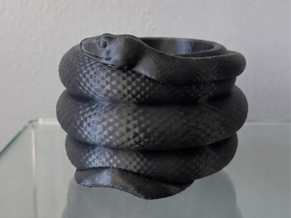 Pot de fleurs serpent enroulé