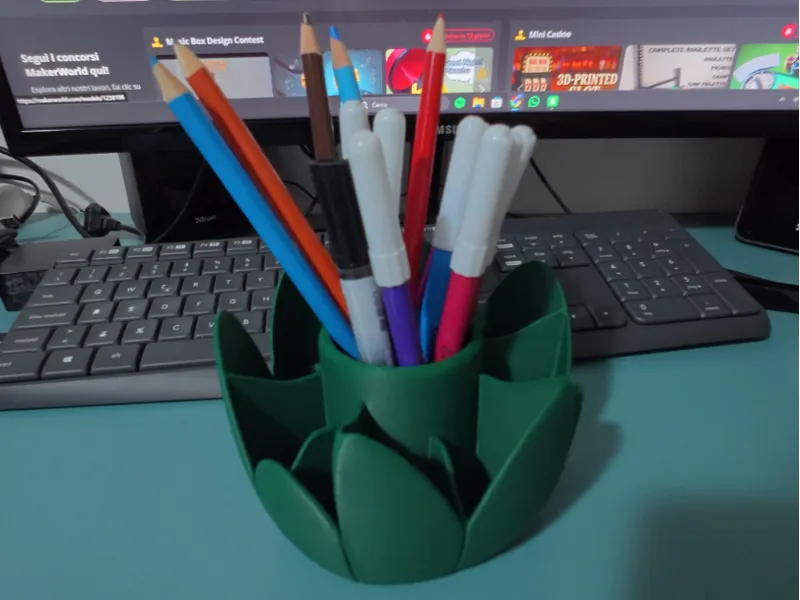 Portapenne a fiore di design
