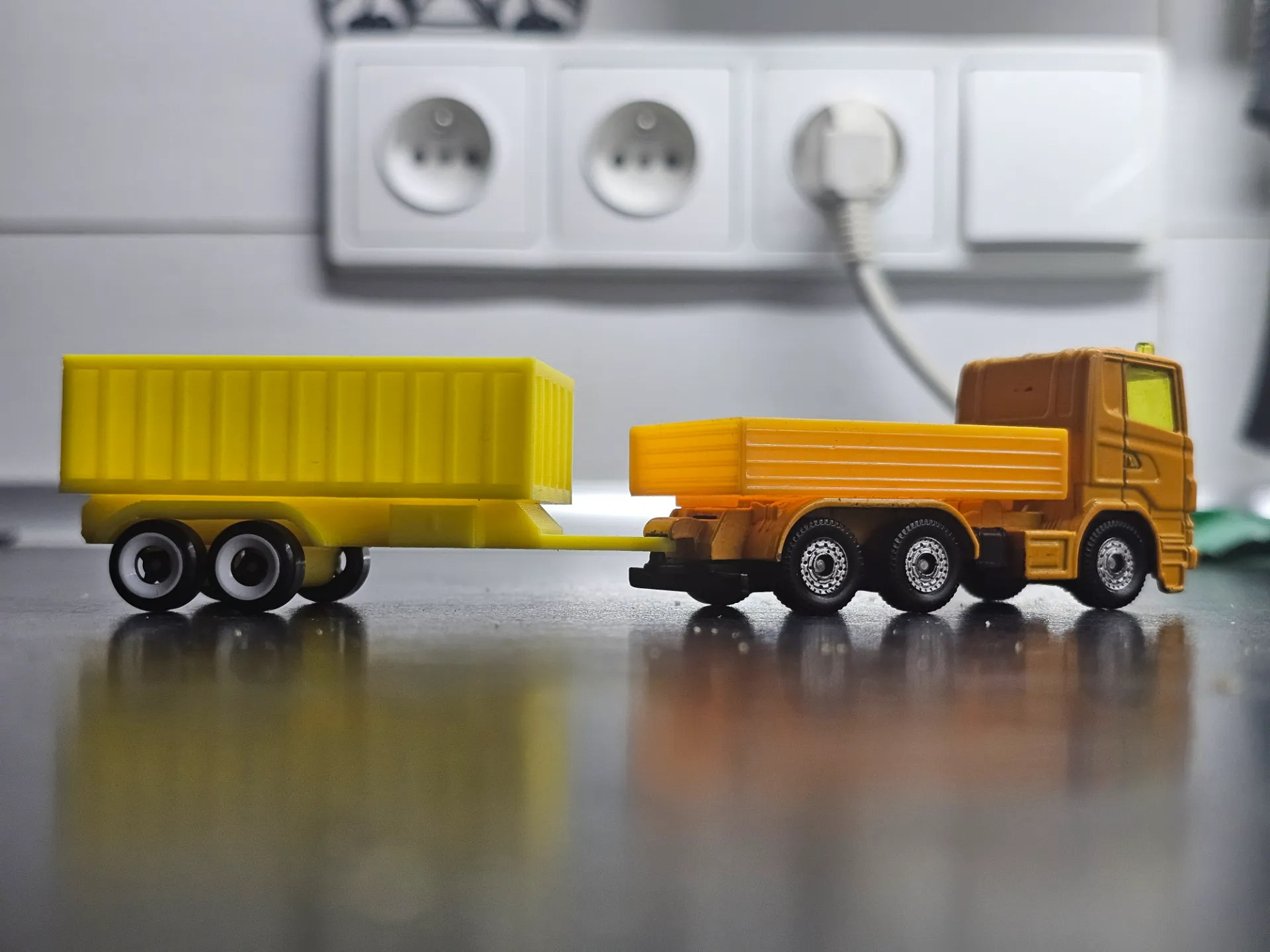 Dump trailer for 1:64 scale vehicles