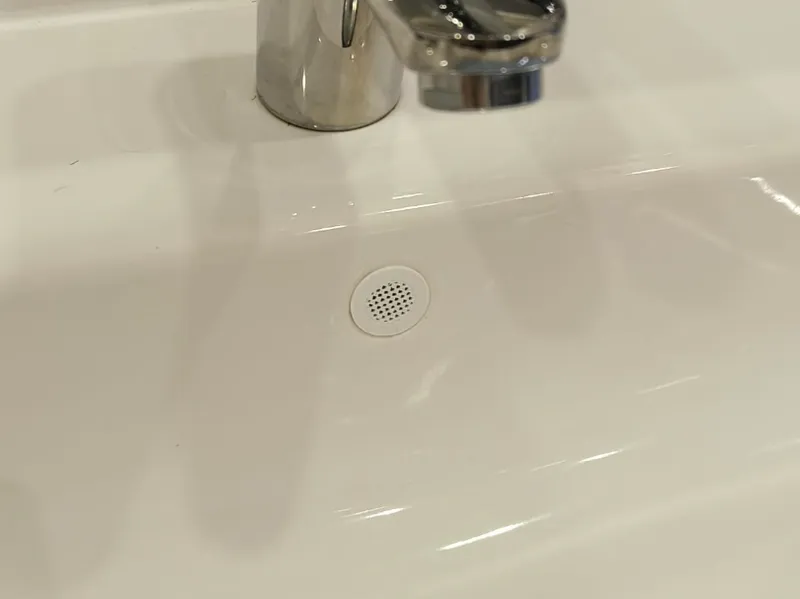 Roca simple sink drain hole cap - 20mm hole