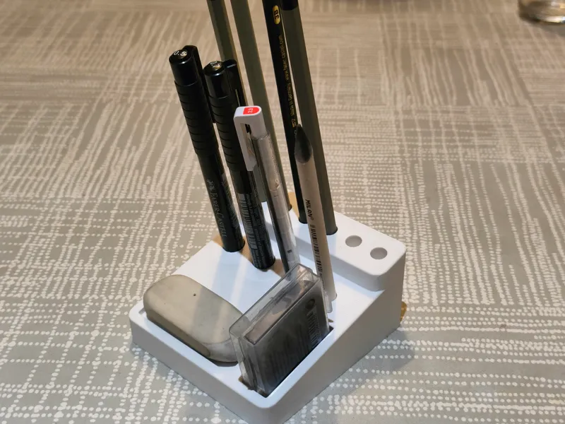 Desktop pen organizer
