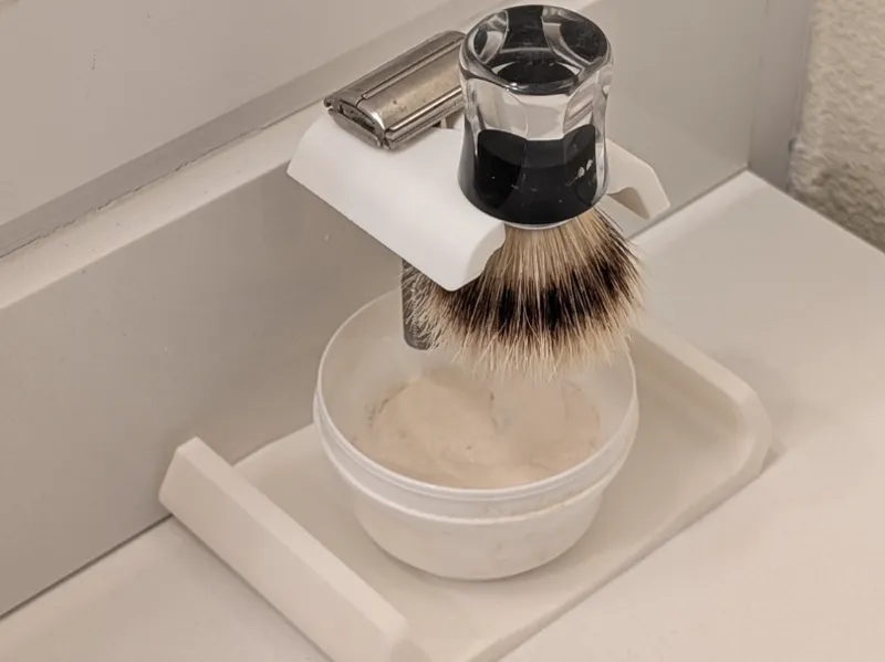 All-in-One Shaving Stand – Minimalist & Practical