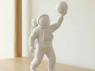Astronaute qui tient la lune dans sa main