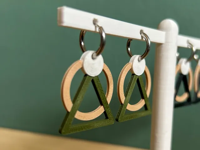 Round triangular earrings