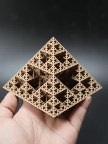 Letrero o emblema decorativo: Sierpiński Octahedron Fractal Pyramid V4 | Level 4 — vista de referencia 2