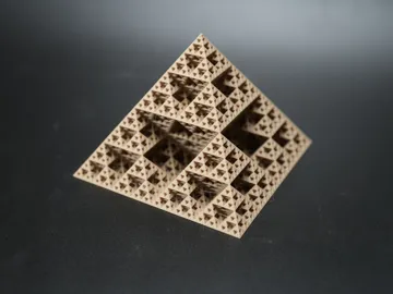 Letrero o emblema decorativo: Sierpiński Octahedron Fractal Pyramid V4 | Level 4 — vista de referencia 4