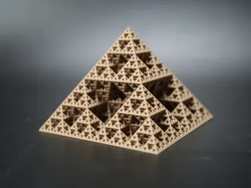 Letrero o emblema decorativo: Sierpiński Octahedron Fractal Pyramid V4 | Level 4 — vista de referencia 3
