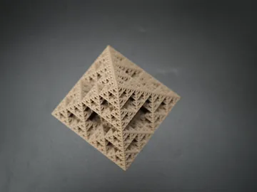 Letrero o emblema decorativo: Sierpiński Octahedron Fractal Pyramid V4 | Level 4 — vista de referencia 5