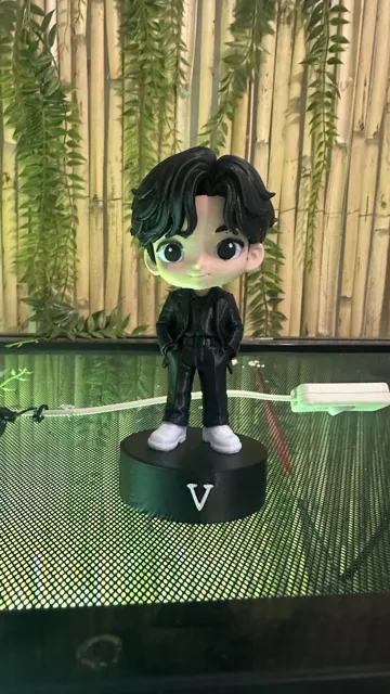 Figura decorativa: V - BTS - By Parts — vista de referencia 3