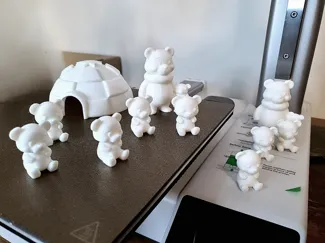 Maman Ours et ses oursons mignons, près d'un igloo