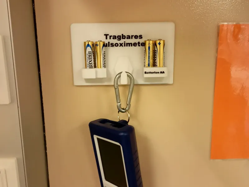Schild: Tragbares Pulsoximeter mit Haken